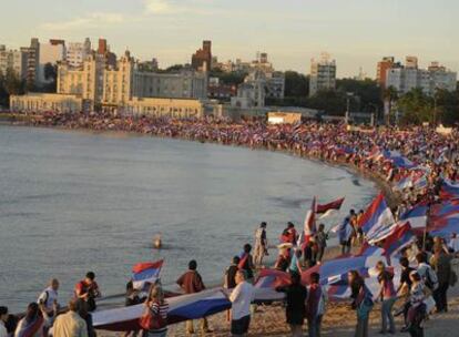 Los partidarios del candidato José Mujica, del gobernante Frente Amplio, se manifiestan en una playa de Montevideo.