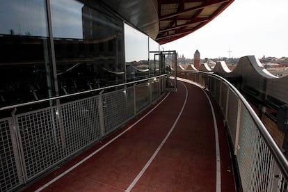 La pista de footing del gimnasio Metropolitan sigue la forma circular de la plaza.