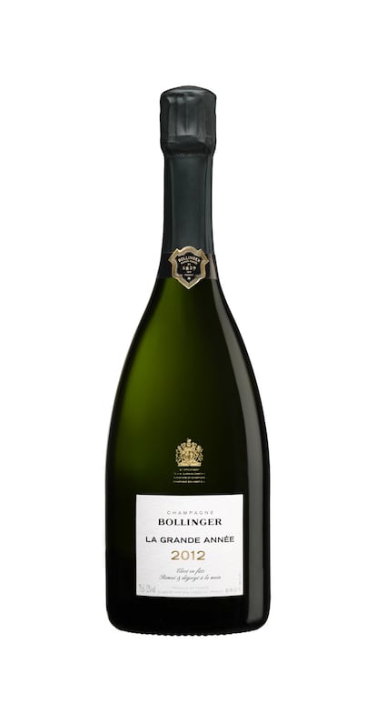 Burbujas cremosas. La maison francesa Bollinger presenta la Grande Année 2012, un champán fruto de una cosecha extraordinaria, en el que se ensamblan dos tipos de uva: pinot noir (65%) y chardonnay (35%), provenientes de una selección de 21 viñedos. Se vinifica en pequeñas barricas de roble, favoreciendo el desarrollo de aromas y de cuerpo. Un método artesanal que, tras una crianza de más de nueve años sobre lías, culmina en un vino de color amarillo con reflejos dorados. En nariz presenta notas afrutadas y matices a miel y cereales. En boca es untuoso y cremoso. Precio: 150 euros.