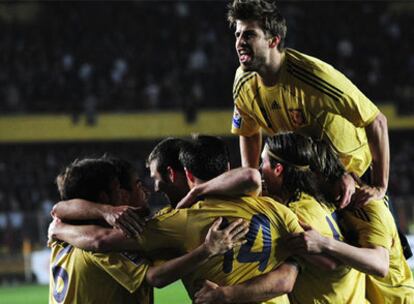 Los jugadores españoles celebran el primer gol de la selección.