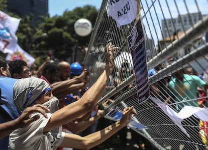 Manifestantes forçam barreira montada para isolar o entorno da Assembleia Legislativa do Rio de Janeiro.