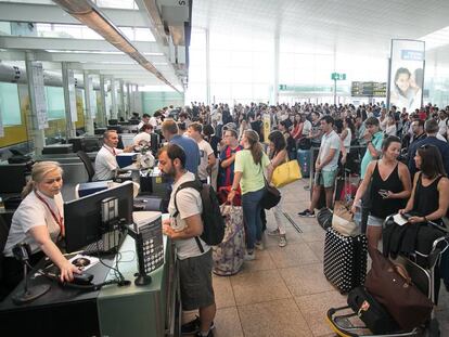 Els treballadors de Vueling s&oacute;n els que han d&#039;atendre els clients. 