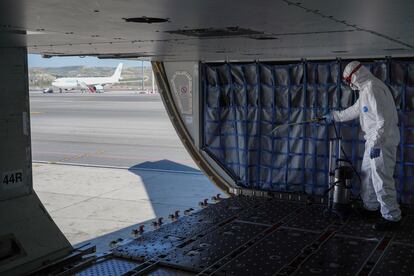 El técnico de salud ambienta en la bodega de un avión en Barajas