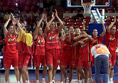 Las jugadoras españolas saludan al público tras lograr su medalla.