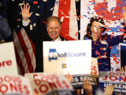 Doug Jones ao lado de sua mulher Louise Jones depois da vitória.