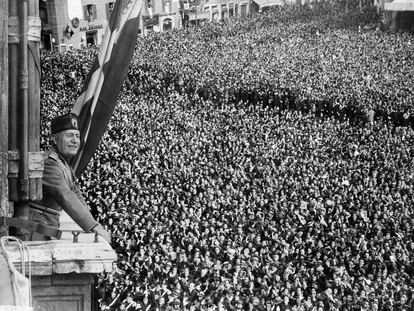 Benito Mussolini saúda as massas em 9 de maio de 1936, no Palácio Veneza de Roma.