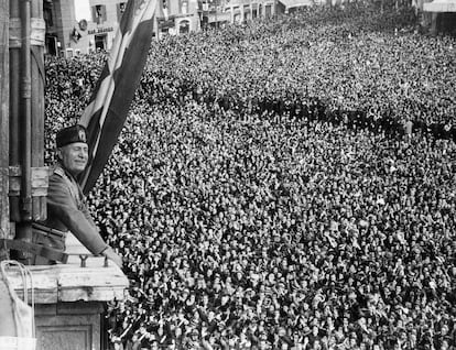 Benito Mussolini saúda as massas em 9 de maio de 1936, no Palácio Veneza de Roma.