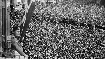 Benito Mussolini saúda as massas em 9 de maio de 1936, no Palácio Veneza de Roma.