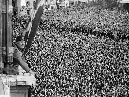 Benito Mussolini saluda a las masas el 9 de mayo de 1936, en el Palacio Venecia de Roma.