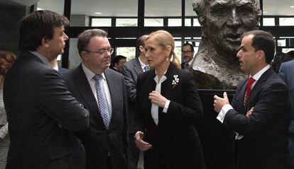 Cifuentes rodeada de los rectores de la Complutense, Politécnica y Rey Juan Carlos el pasado marzo.