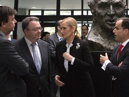 Cifuentes rodeada de los rectores de la Complutense, Polit&eacute;cnica y Rey Juan Carlos el pasado marzo. 