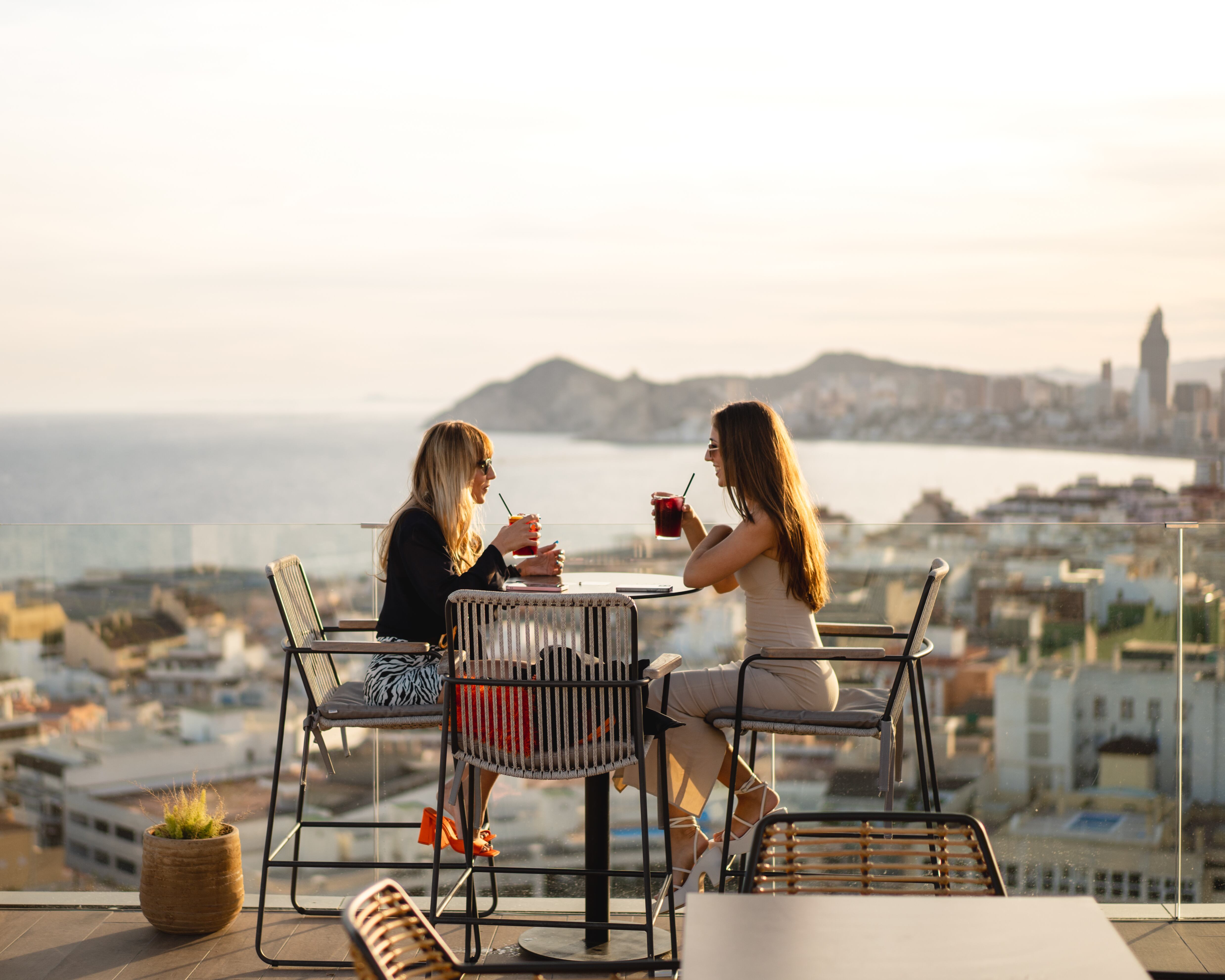 Vistas de Benidorm desde el Selvático Rooftop Bar, cúspide del Hotel Primavera Park.