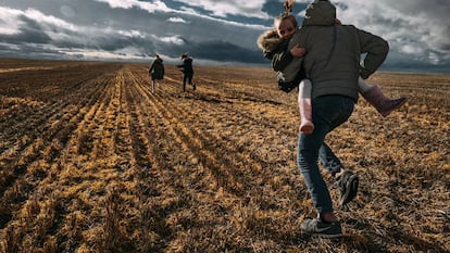 Los hijos de Tatiana y David corren por los alrededores de su nuevo hogar, Villerías de Campos.