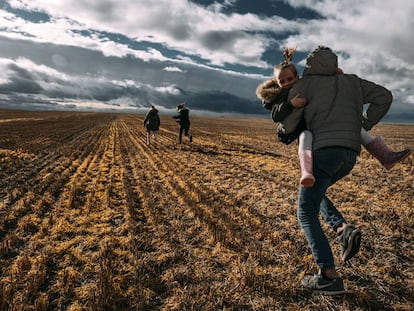 Los hijos de Tatiana y David corren por los alrededores de su nuevo hogar, Villerías de Campos.