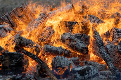 Tras dos años de pandemia sanitaria vuelve la fiesta de San Juan y el fuego de las hogueras volverá a arder por toda España. 