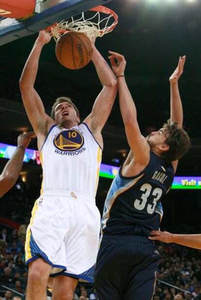 David Lee, de los Golden State Warriors, y Marc Gasol, de los Grizzlies.