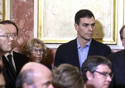 El l&iacute;der del PSOE, Pedro S&aacute;nchez, junto a Manuela Carmena, alcaldesa de Madrid (izquierda). 