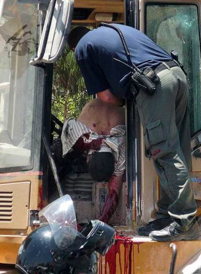 Un agente israelí inspecciona la cabina de la excavadora.