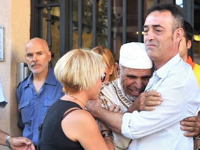 El pare del menor mort a Barcelona s'abraça amb l'imam de Rubí, en un homenatge a la localitat.