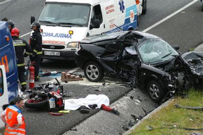 Estado en el que quedó el turismo accidentado  en en la vía rápida del Salnés, cerca de Meis al colisionar con dos motos.