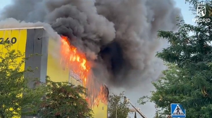 Un incendio en una nave de trasteros de Madrid provoca una gran columna de humo y obliga a desalojar una gasolinera