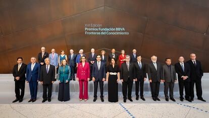 Foto de familia de los Premios Fronteras del Conocimiento, este jueves, en el Palacio Euskalduna de Bilbao.