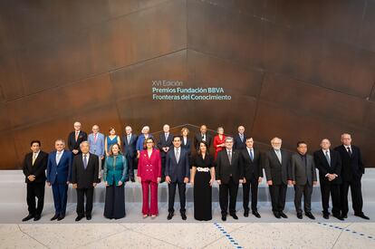 Foto de familia de los Premios Fronteras del Conocimiento, este jueves, en el Palacio Euskalduna de Bilbao.