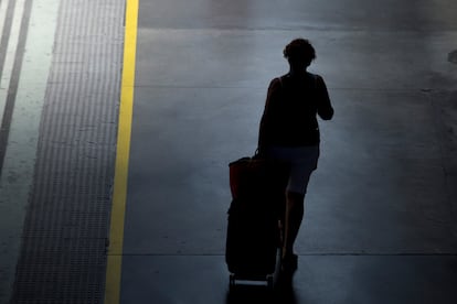 Una mujer arrastra su maleta en un andén de la estación de tren de Santa Justa (Sevilla) el 8 de agosto de 2019.