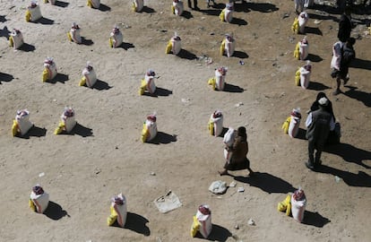 Voluntarios preparan paquetes de comida para las víctimas del conflicto civil en Saná (Yemen). El conflicto, que empezó hace ocho meses, ha causado la muerte de 6.000 personas y ha dejado a más de 21 millones en situación de emergencia por la escasez de bienes de primera necesidad.