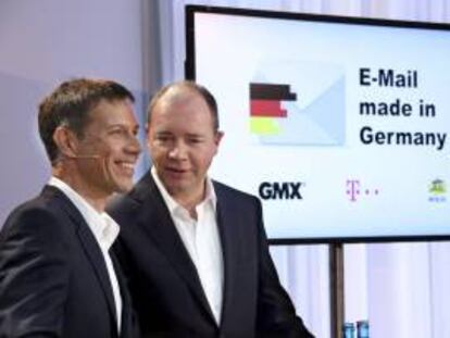 El presidente saliente de la compañía Deutsche Telekom, René Obermann (i) y el fundador y presidente de United Internet, Ralph Dommermuth, ofrecen una rueda de prensa en Berlín (Alemania). EFE/Archivo