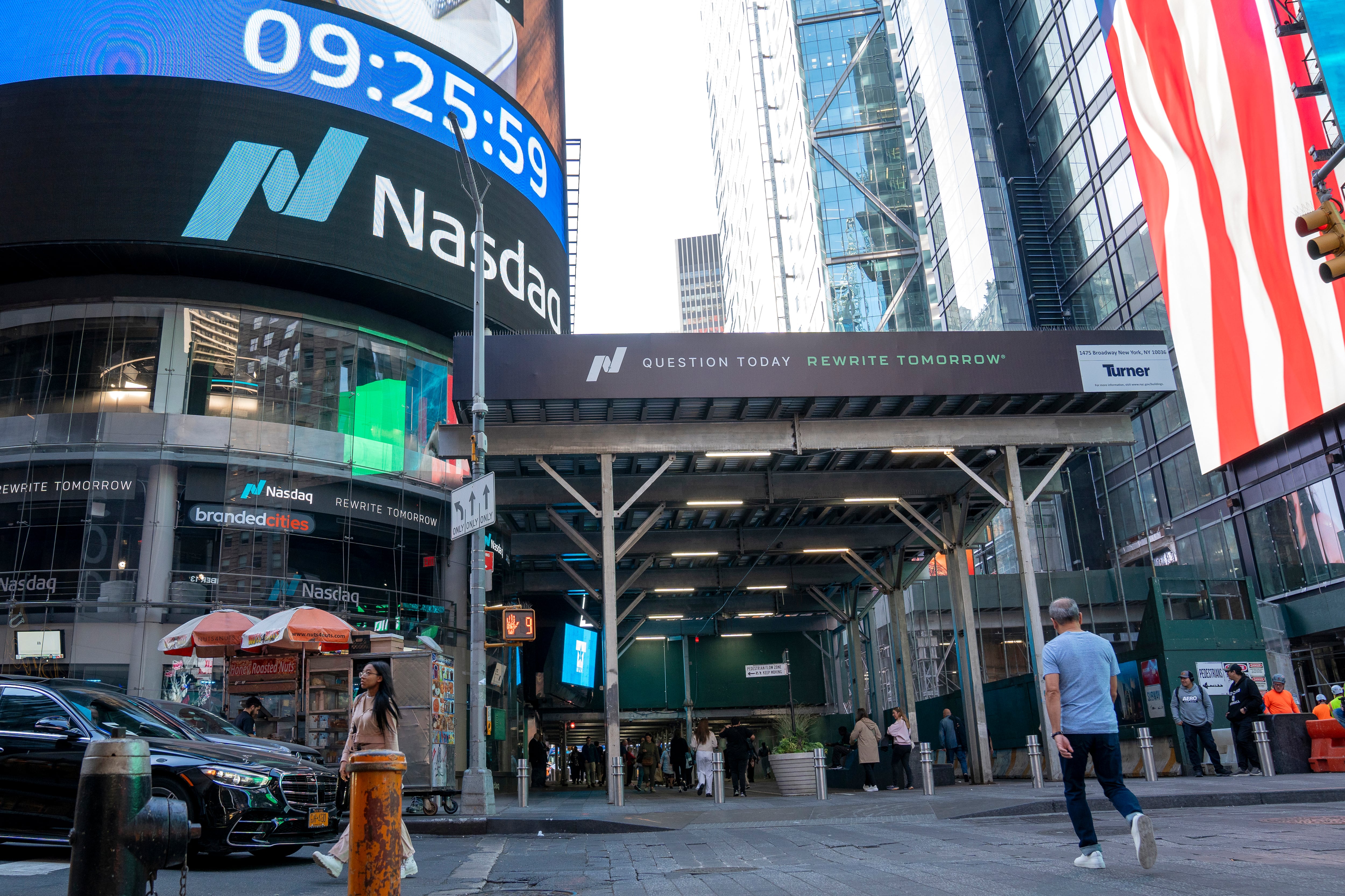 Personas caminan frente al edificio de Nasdaq en Nueva York (EE UU).