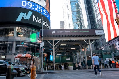 Personas caminan frente al edificio de Nasdaq en Nueva York, en noviembre de 2024.