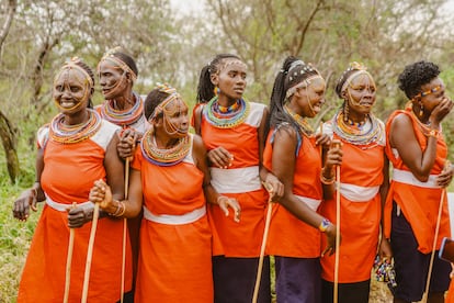 A su llegada a Ruko, las jirafas y el equipo del Servicio de Vida Salvaje de Kenia fueron recibidos el 9 de julio con bailes y canciones por los habitantes de las comunidades pokot e ilchamus, junto con los ancianos de la aldea y personalidades destacadas de Baringo.