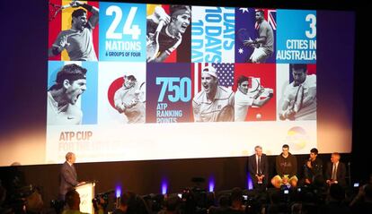 Djokovic, con el micrófono, interviene durante la presentación de la nueva Copa del Mundo, ayer en el O2 de Londres.