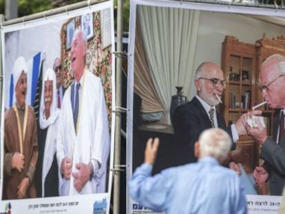 Exposici&oacute;n sobre la vida de Isaac Rabin en una calle de Tel Aviv. 