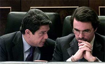 El ministro Federico Trillo-Figueroa y el presidente José María Aznar, en el banco azul del Congreso.