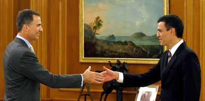 El rey Felipe VI recibe en el palacio de la Zarzuela a Pedro Sánchez, el 29 de julio de 2014, quien se había convertido en secretario general del PSOE y líder de la oposición, en el congreso extraordinario del PSOE de los días 26 y 27 de julio. Los malos resultados socialistas en las elecciones europeas del 2014 provocaron la dimisión del entonces secretario general, Alfredo Pérez Rubalcaba, con Sánchez como ganador en las primarias. 