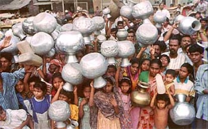 Habitantes de Bangladesh se manifiestan ante la escasez de agua potable.