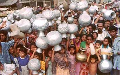 Habitantes de Bangladesh se manifiestan ante la escasez de agua potable.