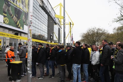 Los aficionados hacen cola en el control de acceso al estadio del Borussia de Dortmund antes del partido de ida de cuartos de final de la Champions League que enfrenta al equipo alemán y al AS Mónaco.