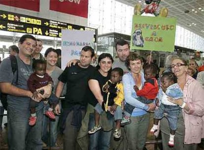 Las familias con los hijos adoptados en Congo, a su llegada ayer al aeropuerto de El Prat de Barcelona.