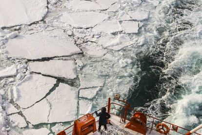 El rompehielos ruso 'Nadezhda' (esperanza) se abre paso entre placas de hielo en el Ártico.