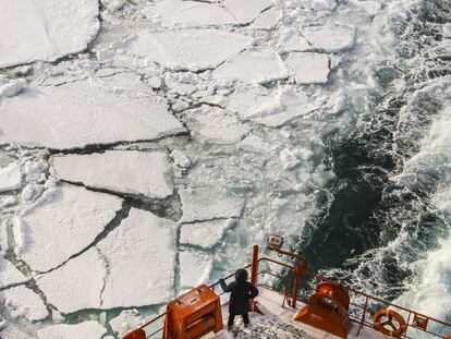 El rompehielos ruso 'Nadezhda' (esperanza) se abre paso entre placas de hielo en el Ártico.