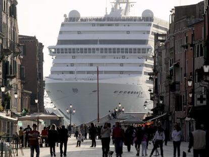 Un crucero de la compa&ntilde;&iacute;a MSC llega a Venecia.