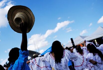 Un grupo de personas baila danzas colombianas durante los preparativos para la llegada del Papa, en el parque Simón Bolivar de Bogotá.