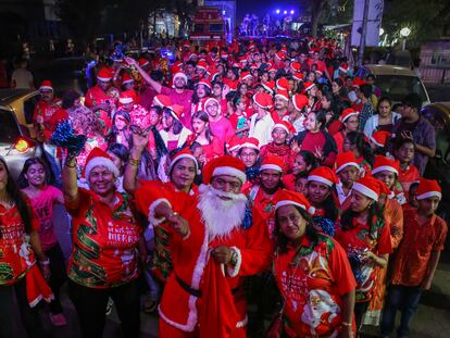 Celebración con trajes de Santa Claus en Bombay, India, el pasado viernes.