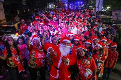 Celebración con trajes de Santa Claus en Bombay, India, el pasado viernes.