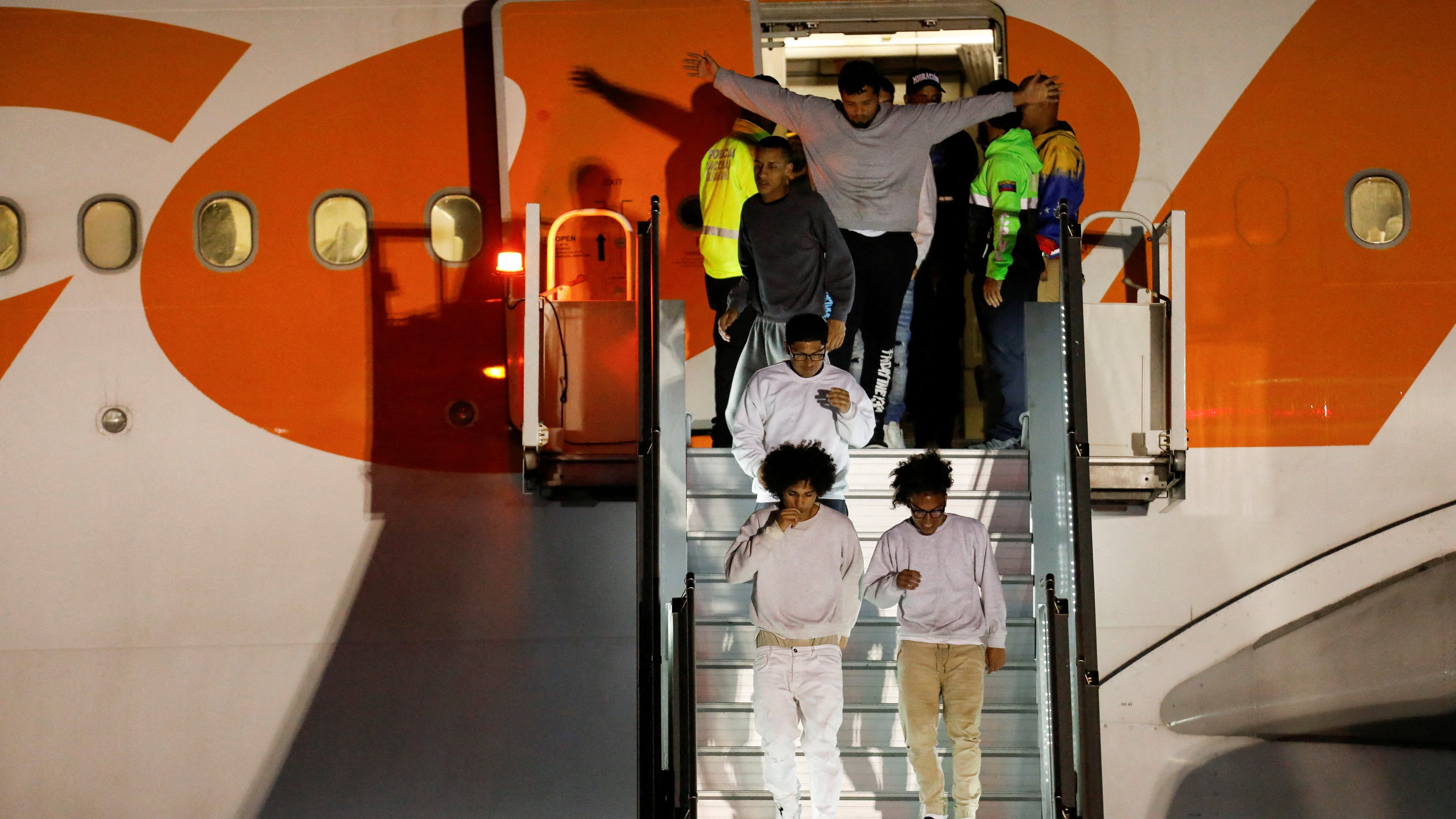 Decenas de venezolanos, a su llegada al aeropuerto de Maiquetía, en Venezuela, tras ser deportados por EE UU, en marzo de 2025.
