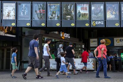 Entrada a un cine madrileño.