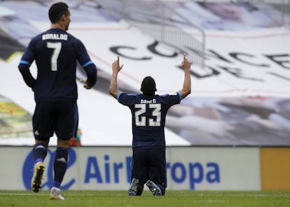 Danilo celebra señalando al cielo el 0-2 del duelo y su primer gol con el Madrid.